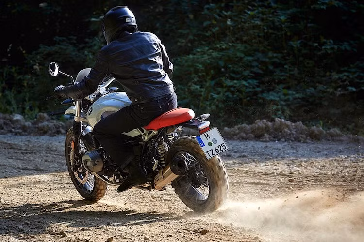 Trong khi đó, nếu so với mẫu concept Lac Rose hồi đầu hè, R nine T Urban G/S cũng chỉ có một số khác biệt nhỏ. Dễ thấy nhất đó là thay vì yên solo kèm giá cột hành lý ngắn, chiếc xe đã có yên đôi như những phiên bản R nine T khác. Bên cạnh đó, R nine T Urban G/S không có các tấm chắn tay lái và tấm nhôm bảo vệ gầm xe như Lac Rose Concept.