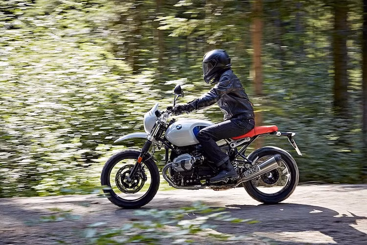 Lấy cảm hứng từ R80 G/S, R nine T Urban G/S có một số chi tiết gợi nhớ về mẫu xe địa hình năm xưa như bộ quây bao quanh chóa đèn pha hay bình xăng lớn. Thậm chí ngay cả tem dán trên bình xăng với các họa tiết kẻ sọc cũng chịu ảnh hưởng từ tem của R80 G/S.