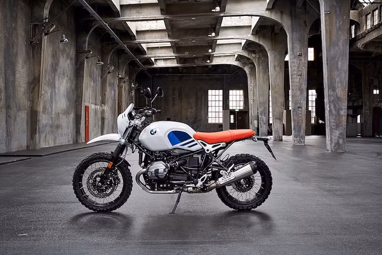 Nằm dưới phiên bản cao cấp nhất R nine T Roadster, R nine T Urban G/S cũng chỉ được trang bị bình xăng bằng thép thay vì nhôm, bảng đồng hồ đơn giản hơn, phuộc ống lồng thay vì phuộc USD và cặp mâm đúc 5 cánh 17 inch. Tuy nhiên nếu có nhu cầu "trèo đèo vượt suối" cao, khách hàng có thể đặt chiếc xe với cặp bánh căm trước/sau 17/19 inch của R1200GS Adventure.