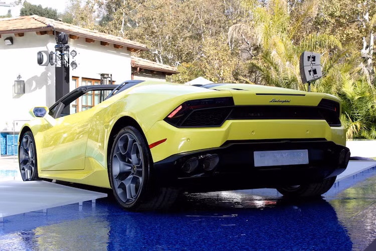 Huracan Spyder dẫn động cầu sau dự kiến sẽ có mặt trên thị trường toàn cầu từ tháng 1 năm 2017, giá bán lẻ dự kiến tại thị trường Việt Nam từ 26 tỷ đồng tùy thuộc vào cấu hình và mức độ cá nhân hóa theo chương trình Ad Personam.