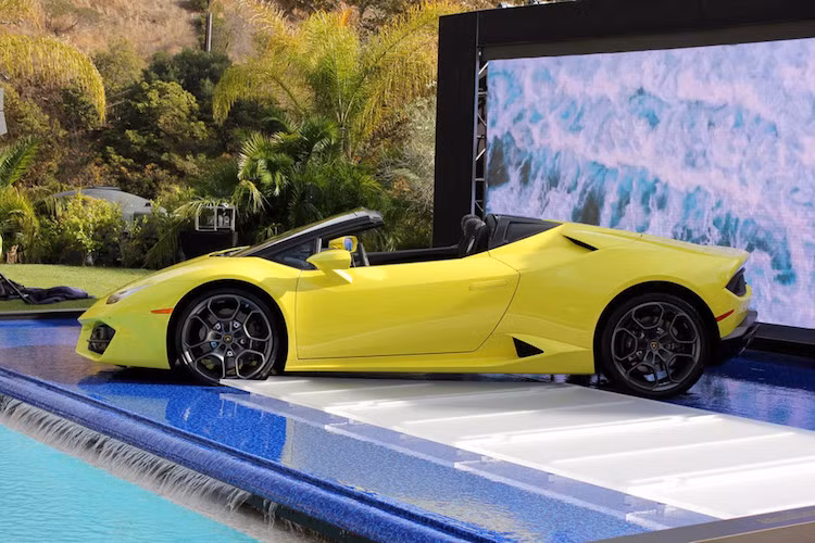 Đương nhiên, điểm khác biệt lớn nhất của chiếc xe đó là bộ mui cứng trên siêu xe Huracan LP580-2. Bộ mui của xe hoạt động bằng điện-thuỷ lực, có khả năng đóng mở chỉ trong 17 giây ở tốc độ dưới 50 km/h. thường đã được thay bằng mui xếp mềm.