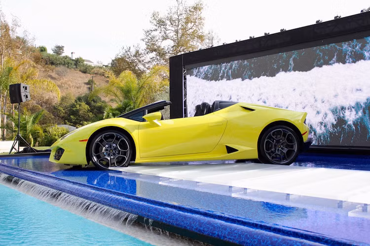 Do không có cầu trước, chiếc xe sở hữu tỷ lệ phân phối trọng lượng trước/sau là 40/60. Dù hơi yếu hơn so với bản mui trần Spyder 610-4 trước đó, chiếc xe vẫn chỉ mất 3,6 giây để tăng tốc từ 0-100 km/h và tốc độ tối đa 319 km/h.