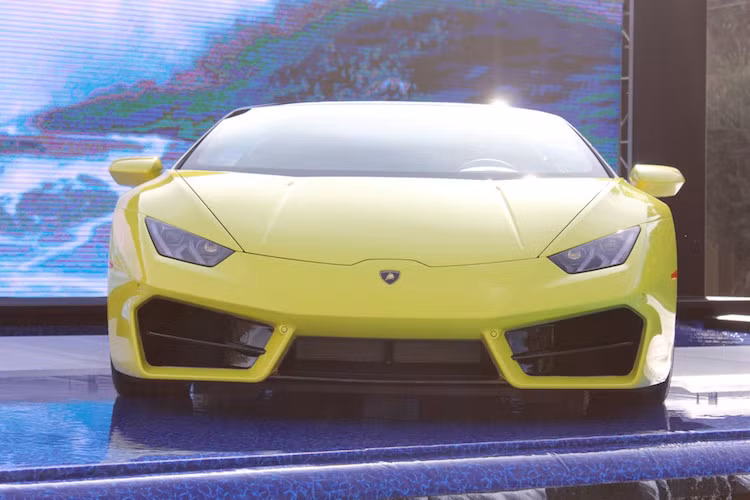 Dựa trên phiên bản "giá rẻ" Huracan LP580-2 trước đây, siêu xe Huracan Spyder cầu sau sở hữu những thay đổi thiết kế tương tự, với sự khác biệt so với bản mui trần Spyder LP610-4 trước đó ở cản trước, cản sau và mâm xe. Trên phiên bản này, phần lấy gió phía trước được hạ thấp xuống cùng với lưới tản nhiệt hình lục giác được loại bỏ, thay vào đó là một đường cắt ngang tạo cảm giác thể thao hơn.