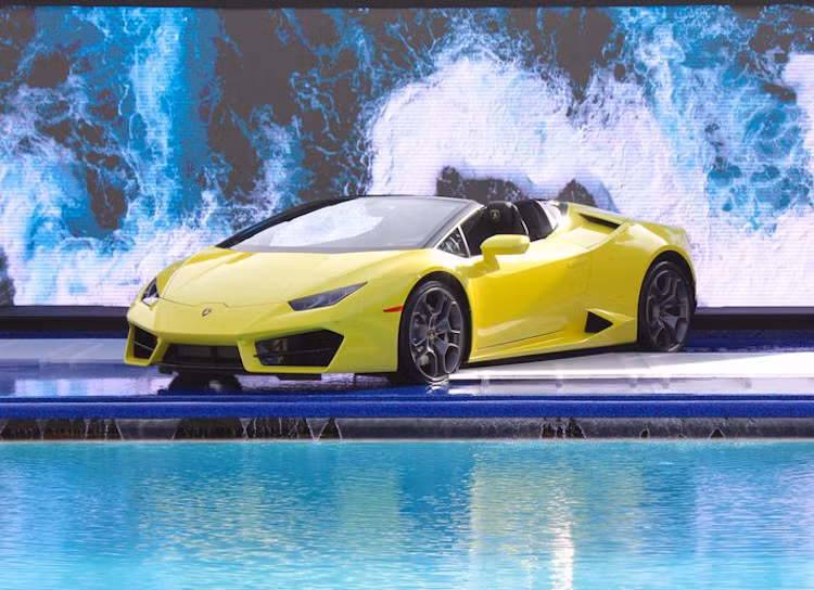 Tại triển lãm Los Angeles hồi giữa tháng, Lamborghini đã ra mắt "siêu bò" mui trần, Lamborghini Huracan LP 580-2 Spyder (dẫn động cầu sau). Chỉ sau 2 tuần từ ngày ra mắt chính thức tại Mỹ, khách hàng đã có thể đặt hàng mẫu xe mới này thông qua đại lý chính hãng Lamborghini Hà Nội kể từ ngày 01/12/2016.