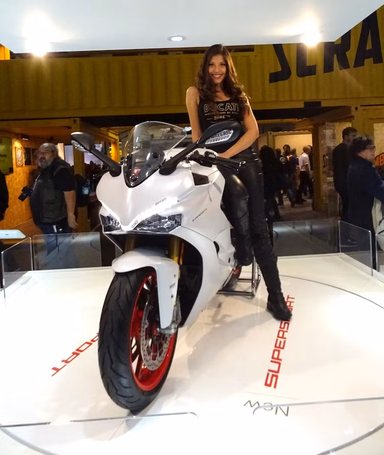 Một người mẫu "khoe" cặp chân dài bên chiếc sport touring mới nhất Ducati Supersport.