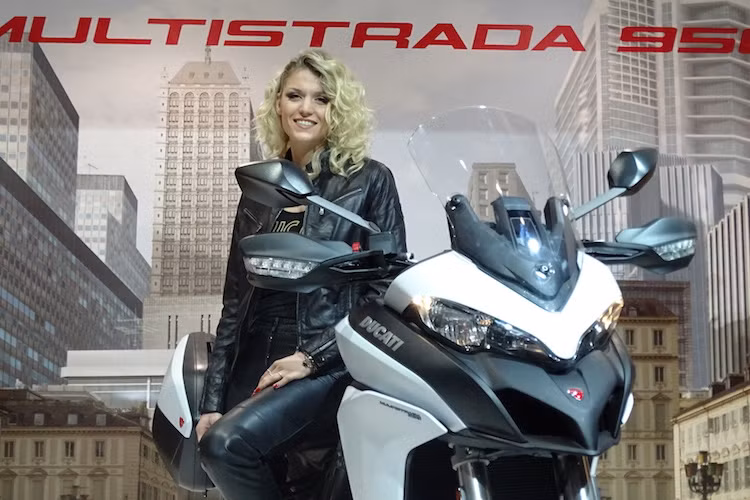 Tại bất kỳ triển lãm xe nào, dàn người mẫu đứng bên những chiếc xe mới nhất luôn là điểm thu hút khách thăm quan ghé thăm các gian hàng. Tuy nhiên, triển lãm EICMA luôn là một trong những nơi thu hút người yêu xe và yêu cái đẹp nhất.