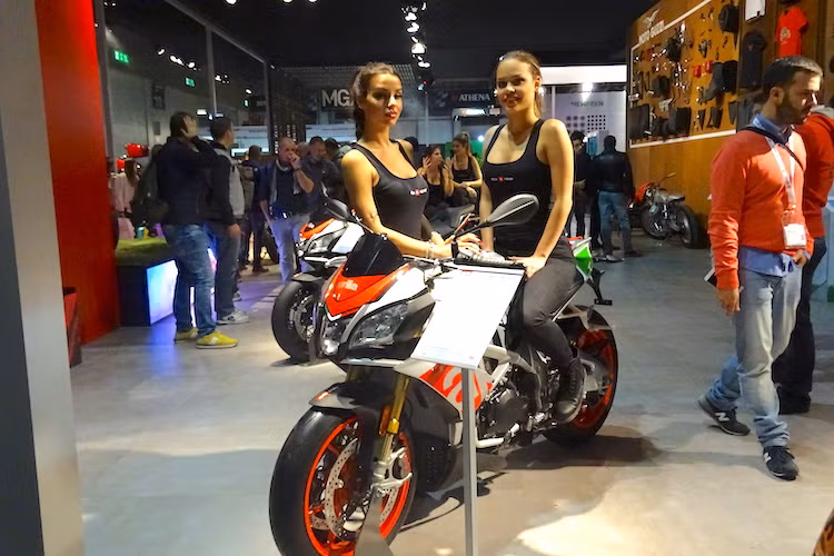 2 người đẹp Ý với những đường cong "bốc lửa" bên chiếc naked bike Italia Aprilia Tuono.