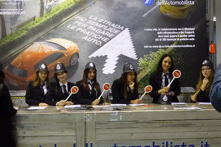 Ngay cả những nữ tiếp viên tại một gian hàng tuyên truyền về giao thông cũng đầy phong cách khi "cosplay" thành những nữ cảnh sát xinh đẹp.