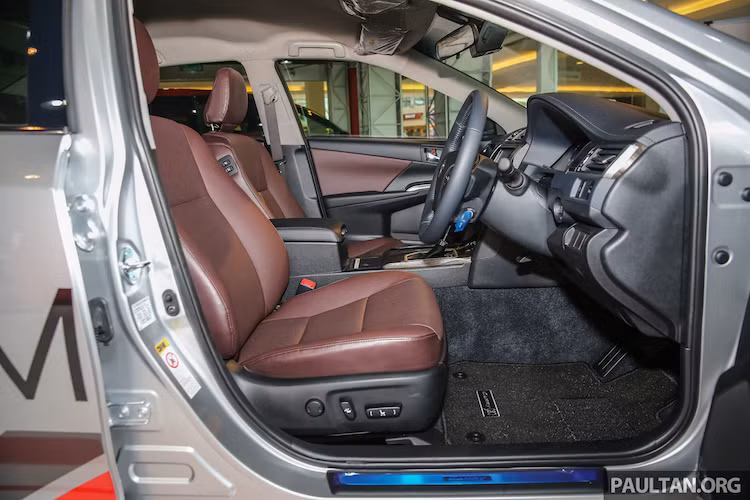 Phiên bản này còn có một số nâng cấp nội thất như da bọc màu nâu tối và ốp gỗ cao cấp. Ngoài ra, những trang bị cũ của bản 2.0G như khởi động không chìa, giữ ga tự động, điều hòa không khí 2 vùng, hàng ghế trước chỉnh điện 8 hướng, vô-lăng đa chức năng, rèm cửa phía sau vẫn được giữ nguyên.