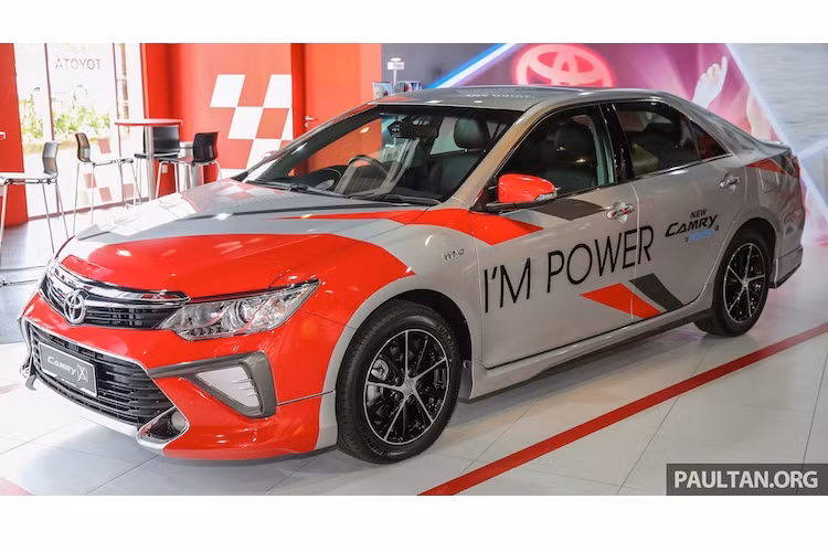 Về trang bị an toàn, chiếc xe đã có tổng cộng 7 túi khí trong khoang lái, đồng thời được bổ sung thêm hệ thống ổn định điện tử VSC. Toyota còn bổ sung sẵn thêm máy bơm cầm tay trong bộ dụng cụ sửa chữa đi kèm xe.