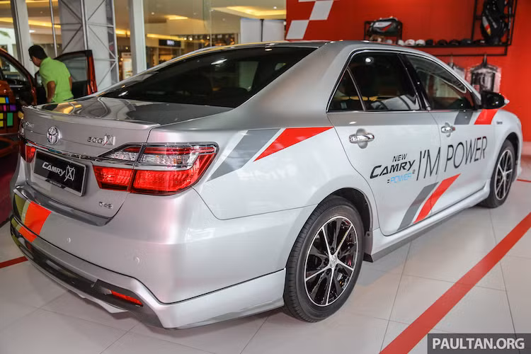 Ở phía sau, với gói bodykit thể thao, Camry 2.0G X cũng có cản sau với các cánh khuếch tán không khí nằm giữa hệ thống xả kép, cùng với cánh đuôi dạng nẹp trên nắp khoang hành lý hấp dẫn hơn. Các trang bị khác như đèn pha bi-xenon và đèn sương mù vẫn giữ nguyên từ phiên bản 2.0G cũ.