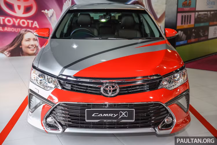 Ở bên ngoài ngoại thất, Camry 2.0G X có rất ít sự khác biệt so với phiên bản trước. Tuy nhiên nếu trang bị tùy chọn bodykit thể thao có giá 3169 Ringgit (tương đương 16,1 triệu), chiếc xe sẽ có ngoại hình cá tính hơn với cản trước đầy góc cạnh và hốc hút gió "giả" kích thước lớn.