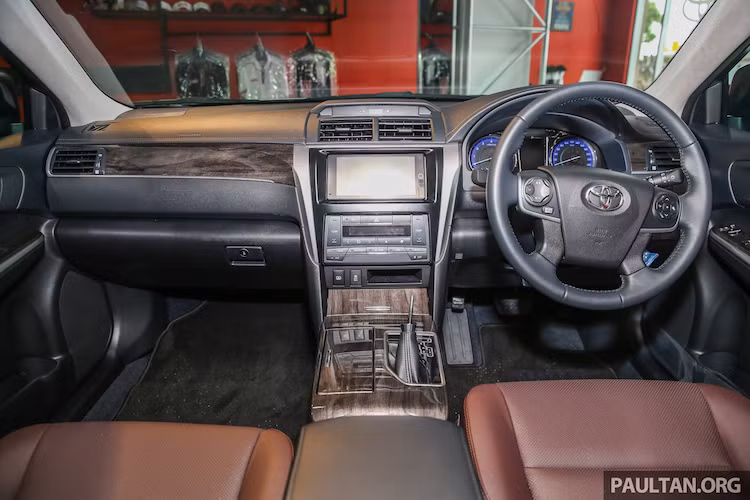 Ở bên trong nội thất, phiên bản 2.0G X đã được Toyota trang bị hệ thống thông tin giải trí mới với màn hình cảm ứng 7 inch và đầu DVD cùng kết nối internet, chức năng duyệt web, Bluetooth và camera lùi. Bên dưới bệ trung tâm của chiếc xe cũng có đế sạc điện thoại không dây chuẩn Qi, tương thích với một số loại điện thoại Android hay Windows Phone.