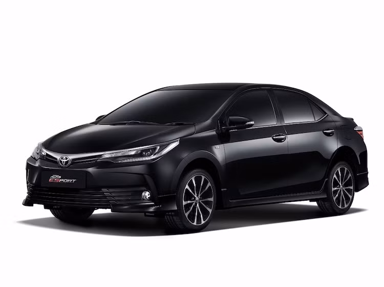 Tại Thái Lan, phiên bản Corolla Altis 2018 thấp nhất có giá khởi điểm từ 799.000 Baht (tương đương 507 triệu đồng). Trong khi đó, phiên bản cao nhất có giá lên tới 1,079 triệu Baht (tương đương 685 triệu đồng). Dự kiến xe sẽ được nhập về Việt Nam vào cuối tháng 9 và đầu tháng 10/2017.