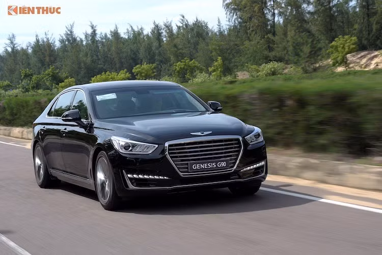Genesis G90 sẽ được phân phối tại Việt Nam với đầy đủ 2 phiên bản động cơ, trong đó phiên bản cao cấp nhất được trang bị động cơ Tau V8 5.0l nạp khí tự nhiên mạnh 413 mã lực và mô-men xoắn cực đại 505 Nm, kèm theo hệ dẫn động 4 bánh toàn thời gian HTRAC.