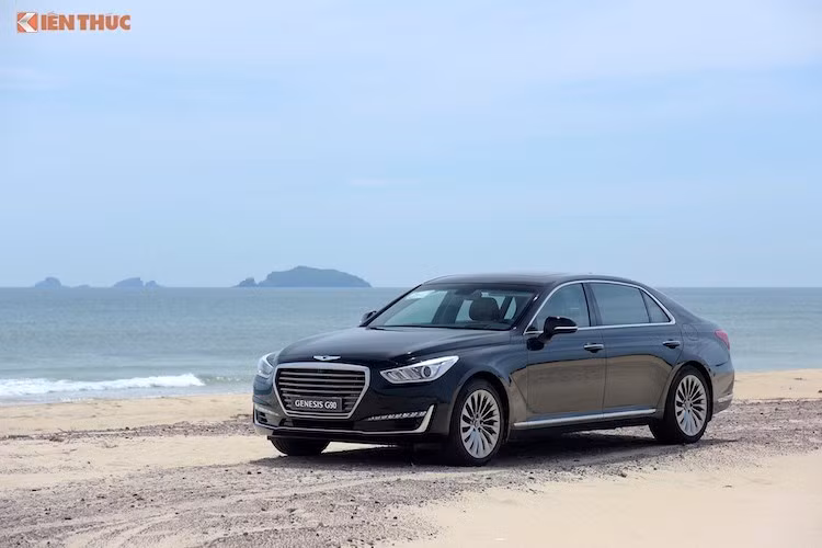 Genesis G90 sở hữu kích thước lớn nhất trong phân khúc với các số đo Dài x Rộng x Cao lần lượt là 5.205 x 1.915 x 1.495 mm, cùng chiều dài cơ sở 3.160 mm, Trên chiếc xe, Hyundai đã áp dụng ngôn ngữ thiết kế mới nhất với tên gọi "Athletic Elegance", đem tới cho G90 những đường nét "cơ bắp" nhưng vẫn đồng thời vẫn thanh lịch.