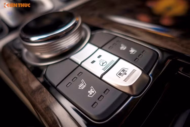 Chiếc xe được trang bị ghế chỉnh điện 22 hướng khác nhau, có cả hệ thống sưởi lẫn quạt gió. Vô lăng G90 được bọc da cao cấp, chỉnh điện 4 hướng với hành trình di chuyển lớn. Toàn bộ các ghế đều nhớ được 3 vị trí khác nhau. Cùng với đó, Genesis G90 còn có hệ thống điều hoà 3 vùng độc lập hoàn toàn (mỗi vị trí có thể tuỳ chỉnh tốc độ gió và hướng gió).