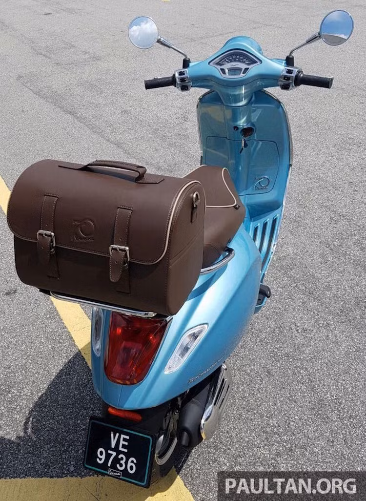 Nằm tại góc nắp chứa đồ phía sau yếm, một logo nhỏ mạ chrome với con số 70 đã được hãng xe Piaggio gắn cho Vespa Primavera Settantesimo nhằm khẳng định sự đặc biệt của chiếc xe. Ở phía sau, yên của xe cũng đã được bọc trong da cao cấp màu nâu đẹp mắt.