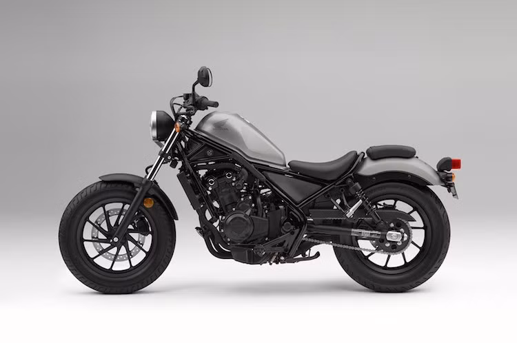 Trong khi đó, "đàn anh" Honda Rebel 500 2017 sẽ được trang bị động cơ xy-lanh đôi, dung tích 471 cc và hộp số 6 cấp. Động cơ sản sinh công suất tối đa 46 mã lực tại vòng tua máy 8.500 vòng/phút và mô-men xoắn cực đại 43 Nm tại vòng tua máy 6.500 vòng/phút. Cả 2 phiên bản Rebel đều sẽ có hộp số côn tay 6 cấp.