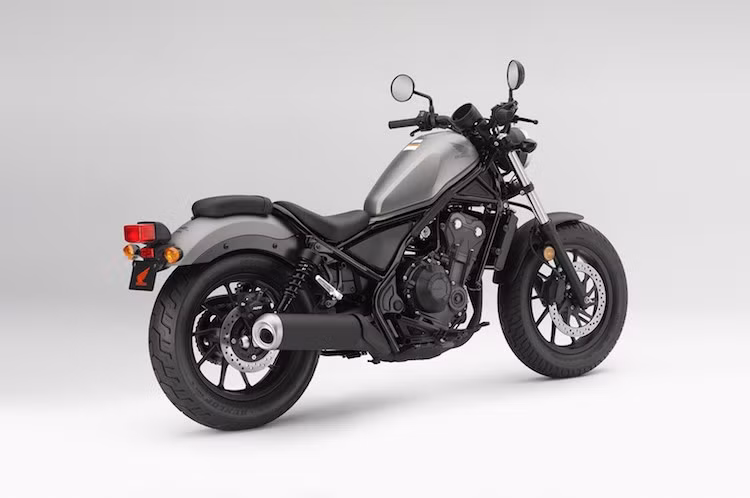 Rebel mới sở hữu cặp mâm 10 cánh xoắn 16 inch cùng lốp không săm "béo", bảng đồng hồ điện tử và hệ thống phanh trước/sau có tùy chọn ABS. Ngoài ra, cả hai phiên bản của dòng Honda Rebel 2017 tại Nhật đều được trang bị phuộc 41 mm trước và giảm xóc kép đằng sau. Tiếp đến là bộ vành 16 inch, đi kèm lốp 130/90-16 trước và 150/80-16 sau.