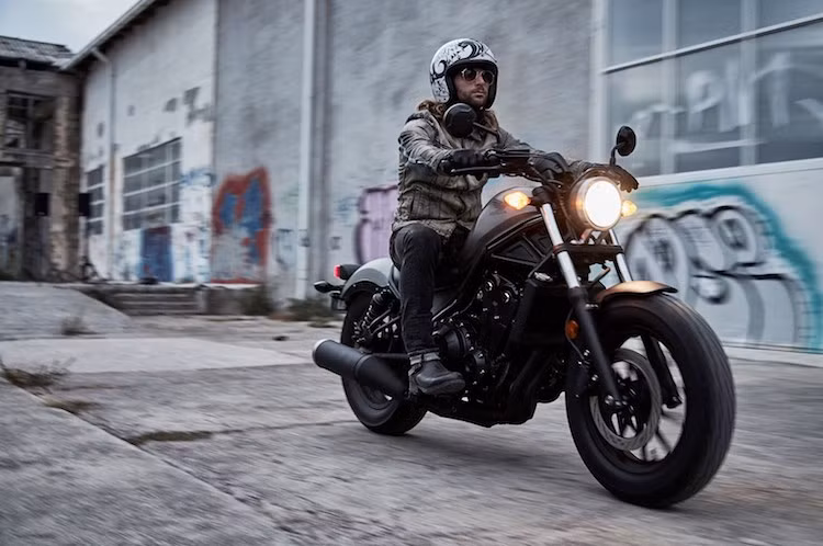 Với chiều cao yên chỉ 690 mm, Rebel thế hệ mới sẽ trở nên "thân thiện" hơn với nhiều tay lái mới, đặc biệt là những tay lái với chiều cao khiêm tốn như Châu Á. Hãng xe máy Honda cũng cho biết hãng đã thiết kế Rebel với tính "cá nhân hóa" cao khi đưa ra một danh sách các tùy chọn khác nhau có thể dễ dàng lắp đặt như túi hông, cổng sạc, giá chằng đồ...