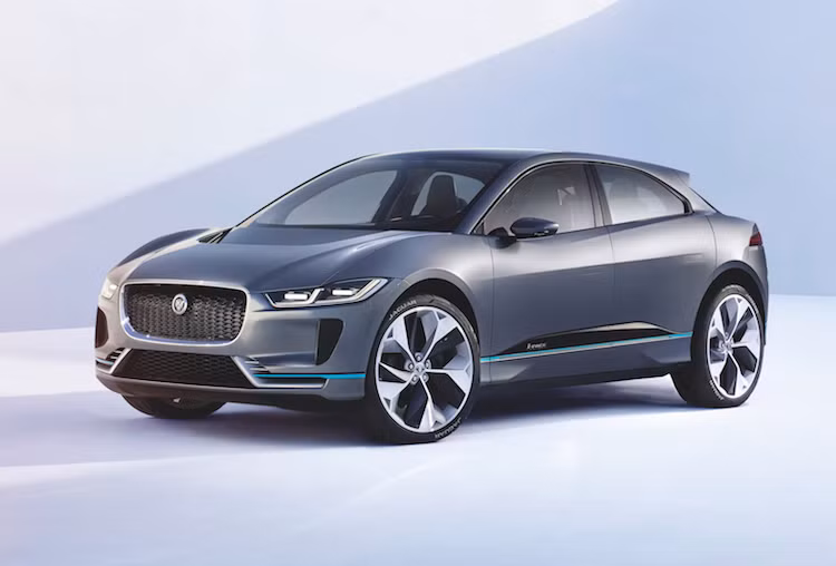 Dù Jaguar "luôn miệng" khẳng định I-Pace là một chiếc SUV nhưng cũng giống như các đối thủ, chiếc xe giống một mẫu hatchback được "nâng gầm" để trở thành crossover hơn. Giống như các dòng xe mới của Jaguar, I-Pace sở hữu "bộ mặt" đầy hấp dẫn với lưới tản nhiệt rộng ngang cùng các đèn pha LED dài đầy sắc sảo.