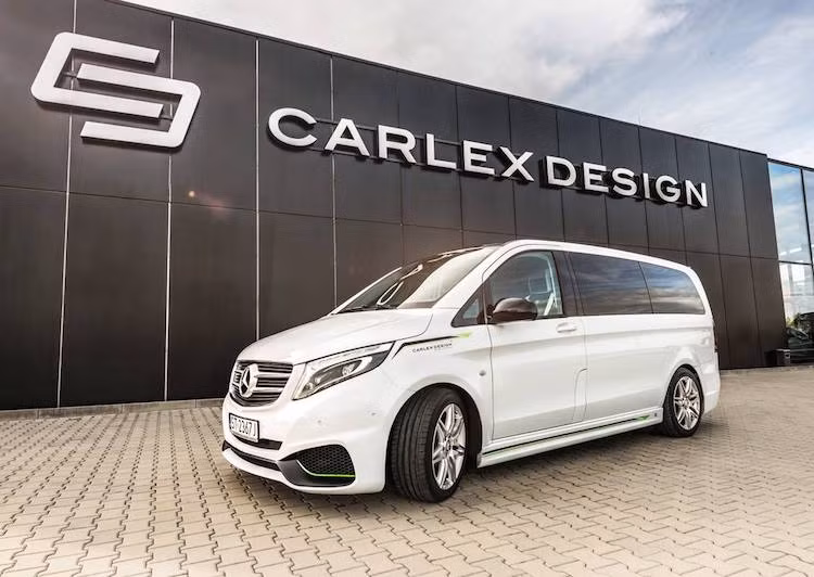 Không giống như nhiều bản độ trước đây của Carlex Design, lần này hãng đã chú trọng hơn tới ngoại thất của chiếc xe thay vì chỉ tập trung vào nội thất. Chiếc V-Class đã được trang bị một bộ bodykit mới, với điểm nhấn là cản trước được thiết kế theo phong cách của siêu xe Mercedes AMG-GT.