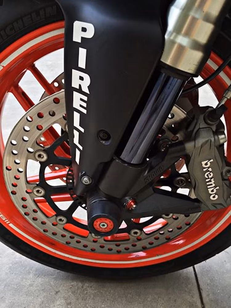Dù không sử dụng phuộc Ohlins như 1199 Panigale, nhưng cặp phuộc USD Showa cùng hệ thống phanh Brembo ở bánh trước của xe vẫn có chất lượng rất tốt, chính vì vậy chủ xe đã giữ nguyên những chi tiết này. Tuy nhiên, cặp lốp xe đã được thay bằng lốp Michelin Pilot Power 3 bám đường hơn, đồng thời chủ xe đã lắp chống đổ trục CNC Racing cho trục trước.