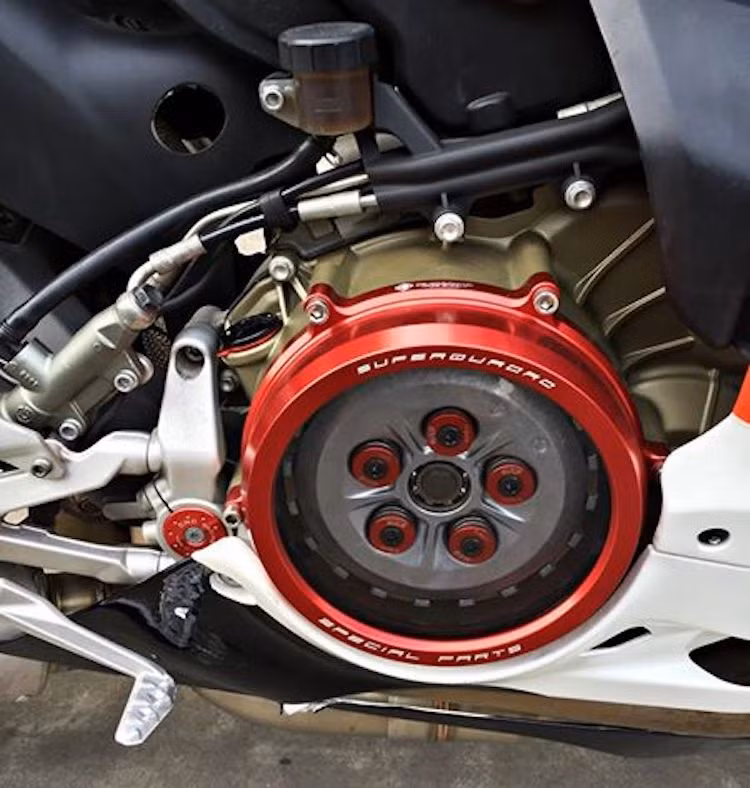 Khối động cơ L-Twin 898 cc của xe cũng được nâng cấp với một loạt các phụ kiện độc đáo như bảo vệ két nước và két dầu Evotech; ốp lốc máy trong suốt kèm mang cá; bộ ly hợp khô kèm ốc nồi của EVR, nắp dầu Ducabike cùng hệ thống pô full system SC Project CR-T.