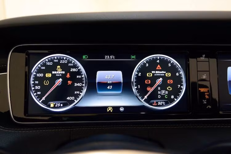 Không chỉ dừng lại ở ngoại thất, Brabus còn đưa ra nhiều tùy chọn nâng cấp nội thất cho S63 AMG Cabriolet, bao gồm các chi tiết ốp nhôm và sợi carbon cùng bảng đồng hồ mở giới hạn tốc độ tối đa lên tới 400 km/h. Khách hàng đương nhiên có thể đặt hàng riêng nội thất theo ý muốn.