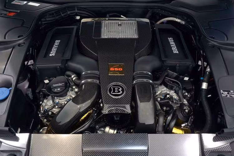 Trên bản độ 850 6.0 Biturbo Cabrio này, khối động cơ V8 tăng áp kép nguyên bản của S63 AMG đã được Brabus nâng công suất từ 5.4 lên 5.9 lít bằng cách thay trục khuỷu với chu kỳ dài hơn, doa nòng 8 xi-lanh, thay piston, tay biên cùng nắp xi-lanh.