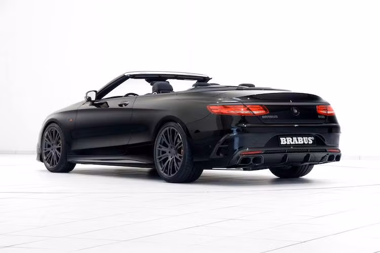 Ở phía sau, chiếc S63 AMG Cabriolet cũng đã được hãng độ Brabus trang bị cho cánh khuếch tán bằng sợi carbon gắn dưới cản sau. Một số chi tiết khác trên thân xe cũng làm từ sợi carbon phủ sơn bóng trong suốt như gương chiếu hậu.