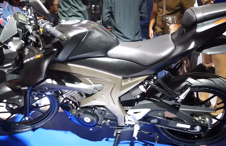 Là một mẫu naked bike, GSX-S150 đã không còn bộ quây gió ở hai bên thân nữa. Thay vào đó, chiếc xe có các tấm ốp góc cạnh chạy từ phần đầu và nối liền với bình xăng. Bên cạnh đó, bộ khung xe cũng đã được ốp kín bởi một tấm ốp với những đường nét dập nổi sắc cạnh,