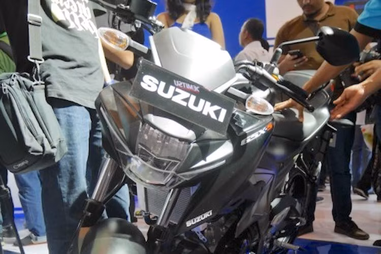 Được coi là phiên bản naked-bike của GSX-R150, GSX-S150 cũng thừa hưởng thiết kế mới đầy sắc sảo từ "người anh em" sportbike. Sự tương đồng về kiểu dáng giữa hai mẫu xe được thể hiện rõ nhất ở phần đầu GSX-S150, với đèn pha LED "bê nguyên" từ GSX-R150.