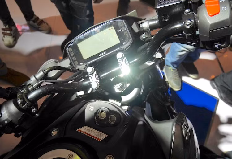 Cũng giống như Raider 150 và GSX-R150, GSX-S150 có bảng đồng hồ điện tử hoàn toàn với đầy đủ các chức năng. Thay vì tay lái clip-on, chiếc xe đã được thay ghi-đông truyền thống để đem tới tư thế ngồi thú vị hơn. Tuy nhiên phiên bản GSX-S150 tại Indonesia đã không còn hệ thống khóa thông minh Smartkey như GSX-R125 ở châu Âu.