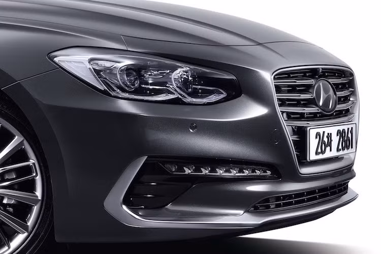 So với thế hệ trước, có thể thấy thiết kế của Azera hoàn toàn mới đã trở nên "mượt mà" và sang trọng hơn. Với cặp đèn pha LED, lưới tản nhiệt lục giác và cản trước với dải nẹp mạ chrome, phần đầu của Azera gợi nhớ về chiếc xe sang G90 của thương hiệu Genesis mới mở ra.