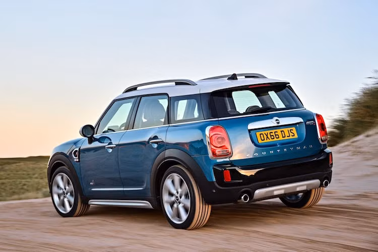 Bên cạnh đó, Countryman còn có phiên bản sử dụng động cơ diesel 2.0l với 2 mức công suất là 148 hoặc 187 mã lực. MINI đưa ra lựa chọn số sàn 6 cấp/tự động 8 cấp kèm hệ dẫn động cầu trước hoặc 4 bánh ALL 4