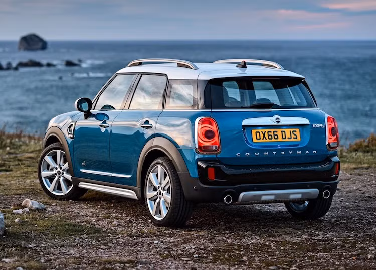 Về tổng thể, MINI đã giữ lại thiêt kế từ thế hệ Countryman đầu tiên, tuy nhiên bổ sung cho xe một số chi tiết góc cạnh hơn như các đường gân trên vòm bánh hay lưới tản nhiệt và cụm đèn pha góc cạnh hơn. Những thay đổi này khiến chiếc xe trông mạnh mẽ hơn.