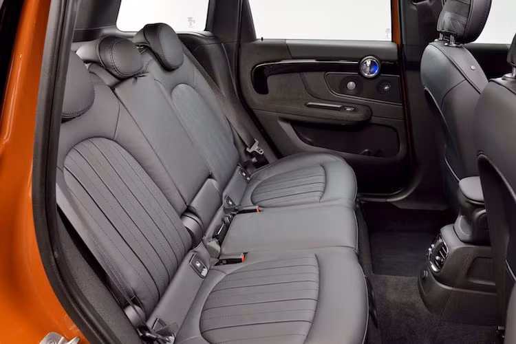 Nhờ có kích thước được tăng lên, Countryman mới đã có hàng ghế sau rộng rãi hơn nhiều so với thế hệ trước. Đồng thời, thể tích khoang hành lý của xe cũng đã được tăng lên 220 lít, đạt 450 lít và có thể mở rộng tới tối đa 1309 lít khi gập cả 2 ghế lại.