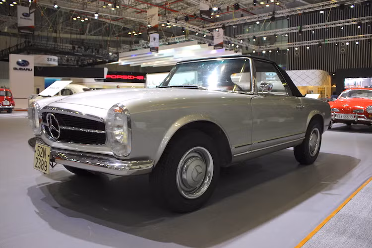 Tại triển lãm VIMS 2016, có tới 2 chiếc mui trần Mercedes SL đã được trưng bày. Trong đó, một chiếc SL400 thế hệ mới nhất đã xuất hiện tại chính khu trưng bày của Mercedes và chiếc còn lại là Mercedes SL230, nằm tại khu trưng bày xe cổ đặc biệt của ban tổ chức triển lãm, tạo nên hình ảnh đường phố Sài Gòn xưa.