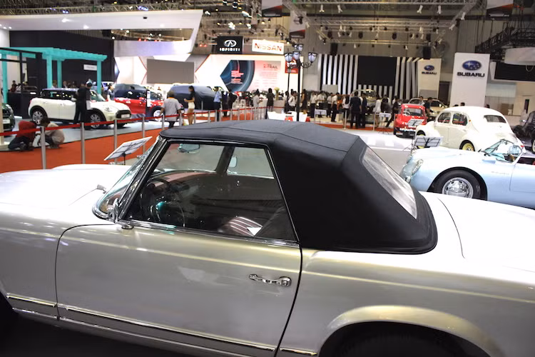 Giống như thế hệ trước đó và thế hệ thứ 3, SL W113 được trang bị mui xếp mềm. Tuy nhiên, chiếc xe còn có thêm tùy chọn mui cứng có thể tháo rời. Chiếc mui cứng này có kiểu dáng hơi tròn giống mái chùa, khiến thế hệ SL này thường được gọi với biệt danh là "Pagoda".