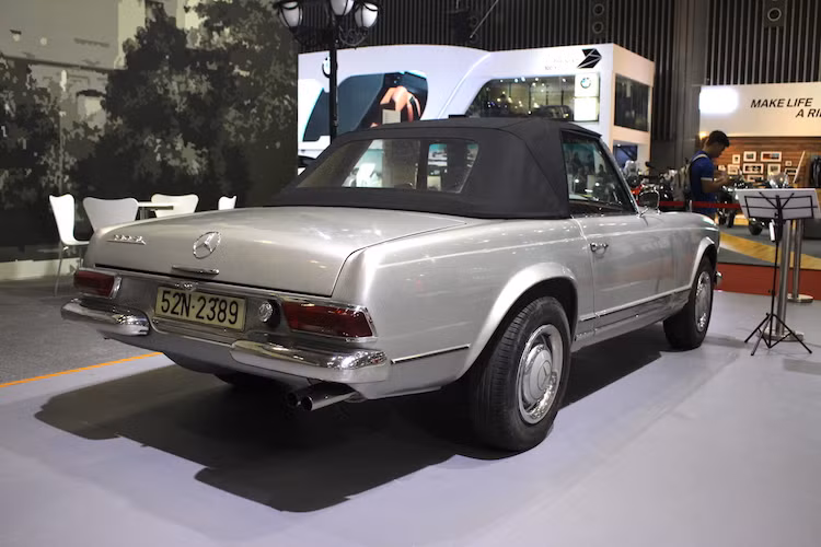 Dù là phiên bản thấp nhất của dòng SL vào thời đó nhưng SL230 vẫn có hiệu năng vận hành "đáng nể". Trong cuộc đua 3/4 dặm Annemasse Vétraz-Monthoux vào năm 1963, kỹ sử trưởng của Mercedes là ông Rudolf Uhlenhaut đã cầm lái một chiếc SL2330 và đạt thời gian hoàn thành đường đua với chỉ 47,5 giây - chậm hơn một chút so với tay đua Mikes Parkes sử dụng siêu xe Ferrari 250GT với động cơ 3.0 V12.