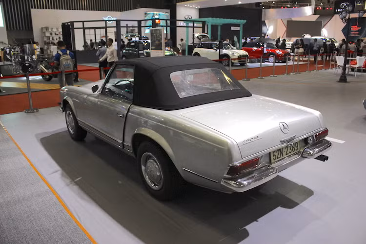  Những chiếc 230SL hiện tại đang có mặt ở Việt Nam phần lớn đều đã được nhập vào nước ta bởi người Mỹ trong thời kỳ chiến tranh chống Mỹ. Do có "tuổi đời" khá cao, hiện nay việc kiếm được một chiếc 230SL trong tình trạng "như mới" giống chiếc xe tại triển lãm VIMS 2016 khá khó khăn.