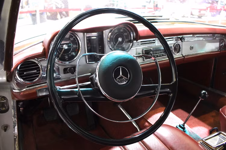 Tay lái của 230SL mang đậm phong cách của những chiếc Mercedes cổ với vô-lăng 2 chấu có vòng trang trí kim loại lồng ở phía trong. Là một mẫu xe cổ nên chiếc xe cũng chỉ được trang bị radio là hệ thống giải trí. Bảng đồng hồ trên xe có cách bố trí khá giống những mẫu xe hiện đại với đồng hồ báo tua và báo tốc "kẹp" giữa một đồng hồ đa năng, chỉ báo các thông số khác nhau của xe.