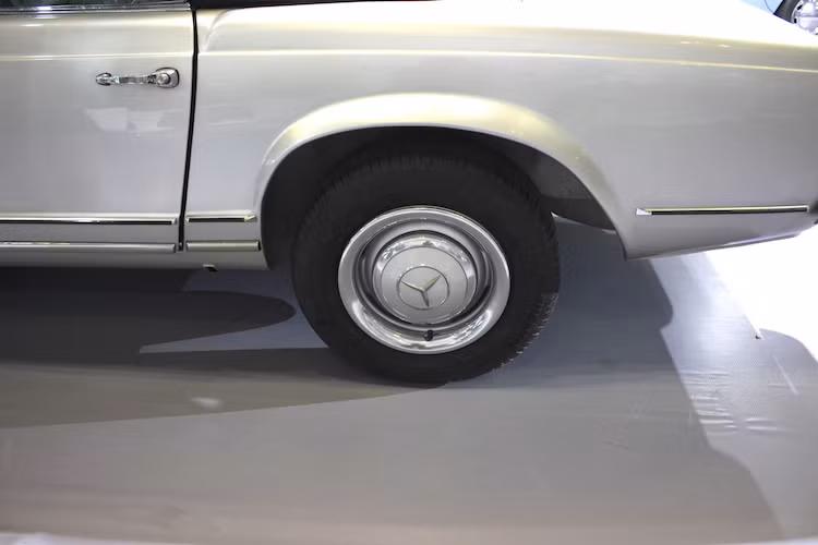 Mercedes SL W113 cũng là chiếc Mercedes đầu tiên sử dụng lốp Radial với nhiều lớp bố bằng sợi mành song song nhau, chạy theo hướng hướng tâm (tạo góc 90 độ so với hướng chu vi của lốp) giúp bám đường hơn, tăng tuổi thọ, an toàn hơn vì không bị xẹp hay nổ bất thình lình, gây tai nạn cho người lái.