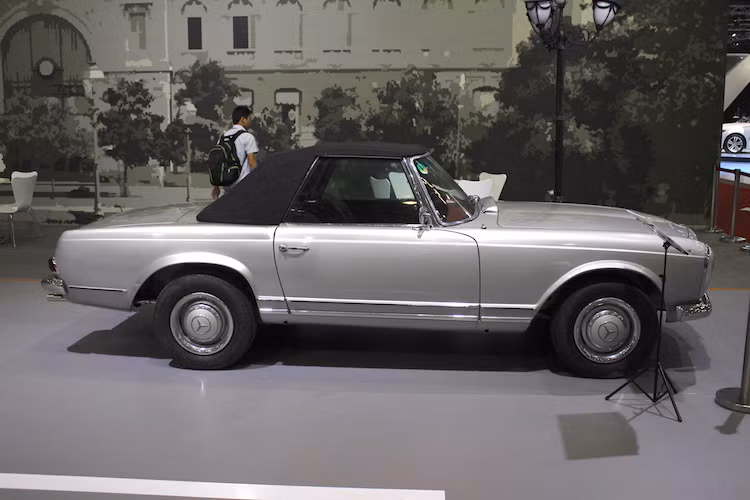 Được ra mắt lần đầu vào tháng 3/1963 tại triển lãm Geneva, thế hệ SL W113 do nhà thiết kế Paul Bracq. Chiếc xe đã được phát triển dựa trên nền tảng chassis rút ngắn của dòng sedan hạng sang W111 - tiền thân của Mercedes S-Class sau này. Theo ông Fritz Nallinger - Giám đốc kỹ thuật của Mercedes thời đó, SL W111 là một chiếc xe thể thao nhưng có độ tiện nghi, sang trọng và an toàn cực cao.