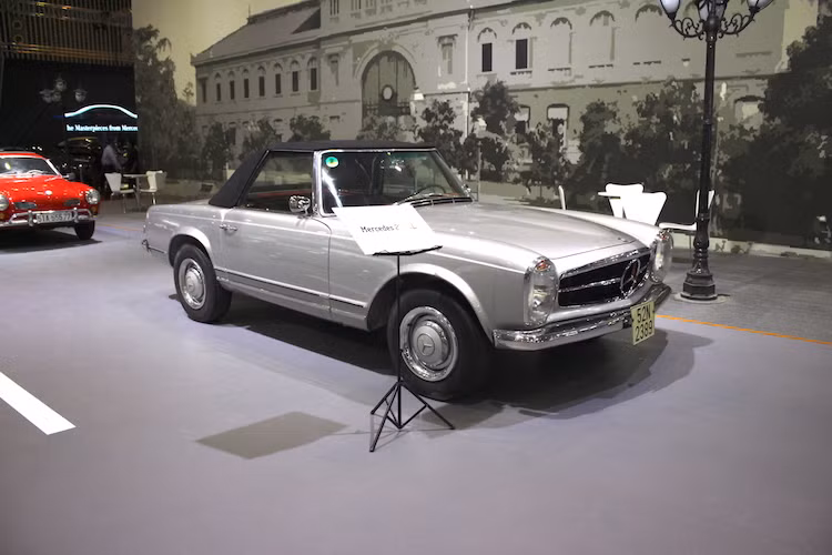 Có tên mã W113, chiếc 230SL được trưng bày tại triển lãm thuộc thế hệ thứ 2 của dòng mui trần hạng sang Mercedes SL. Được sản xuất từ năm 1963 tới 1971, thế hệ Mercedes SL W113 thay thế cho cả dòng siêu xe huyền thoại 300SL lẫn mẫu mui trần "giá rẻ" 190SL trước đó.