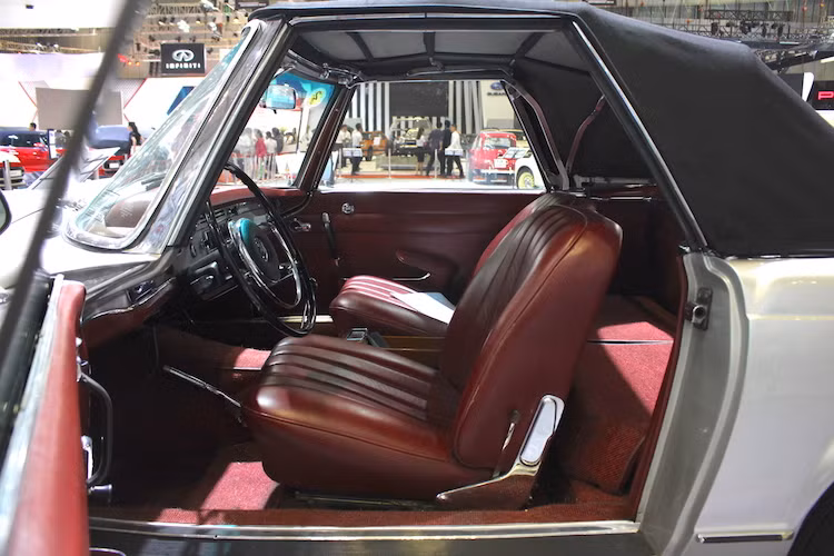 Giống như các thế hệ SL khác, 230SL là một chiếc roadster với 2 ghế ngồi. Do có chassis của chiếc sedan cỡ lớn W111 được rút ngắn 30 cm nên ở phía sau ghế ngồi, 230SL còn có một khoảng trống khá rộng, có thể chứa được vài chiếc túi du lịch, chưa kể tới khoang hành lý rộng rãi ở phía sau.