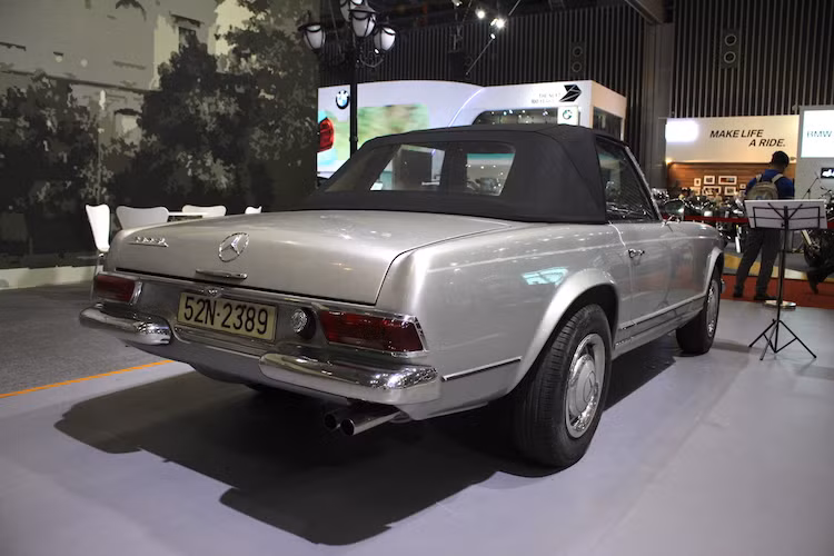 Chưa dừng lại ở đó, thế hệ SL này cũng được mệnh danh là mẫu xe thể thao đầu tiên với "thân xe an toàn". Trong đó, khoang hành lý của xe đã được thiết kế với độ vững chắc rất cao và một số vùng hấp thụ trước/sau đặc biệt tích hợp vào cấu trúc thân xe.