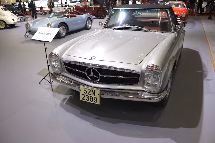 Dưới nắp ca-pô của phiên bản 230SL là khối động cơ 6 xi-lanh thẳng hàng nạp khí tự nhiên với dung tích 2.3l và hệ thống phun nhiên liệu, có công suất tối đa 150 mã lực và mô-men xoắn cực đại 196 Nm. Động cơ này được nối với hộp số sàn 4 cấp, tự động 4 cấp hoặc tự động 5 cấp ZF (kể từ năm 1966) để truyền sức mạnh tới cầu sau.